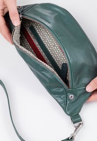 Aunts & Uncles BILBERRY - Gürteltasche - dark jade