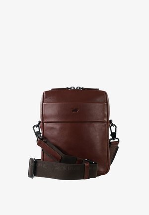 Borsa a tracolla in pelle marrone con una texture liscia, dotata di chiusura con zip, tracolla regolabile e un logo goffrato discreto sulla parte anteriore.