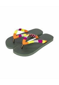 Grijze flip-flops met een gestructureerd oppervlak hebben meerkleurige stoffen banden in oranje, geel, roze en wit, vastgezet met gouden hardware.