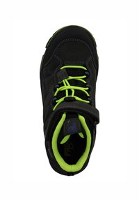 Zwarte sport schoen met een gestructureerde bovenkant, groene veters en een klittenbandsluiting. Beschikt over een gevoerd kraag en contrasterende stikdetails.