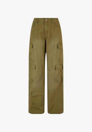 Pantaloni cargo verde oliva realizzati in tessuto resistente; presentano gambe larghe, numerose tasche laterali e una chiusura con bottone frontale.