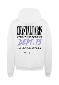 Bílá mikina s kapucí, která má na zadní straně velký černý a levandulový text s nápisy "CRYSTAL PARIS," "FIGHTFORFREEDOM" a "LA RÉVOLUTION."