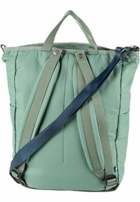 Groene nylon draagtas met verstelbare banden, drukknoopsluiting en een gestructureerd oppervlak; beschikt over dubbele handvatten en een zijvak.
