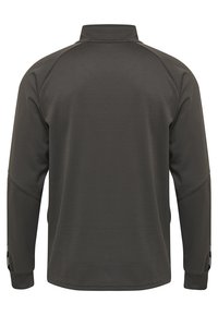 Mörkgrå långärmad tröja i strukturerad tyg med hög krage och raglanärmar. Diskreta varumärkesaccenter på sidorna.