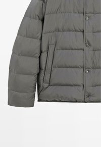 Grau gepolsterte Jacke mit einem gesteppten Design, versehen mit einem Knopfverschluss und einer Seitentasche. Der Stoff wirkt glatt mit einem leicht glänzenden Finish.