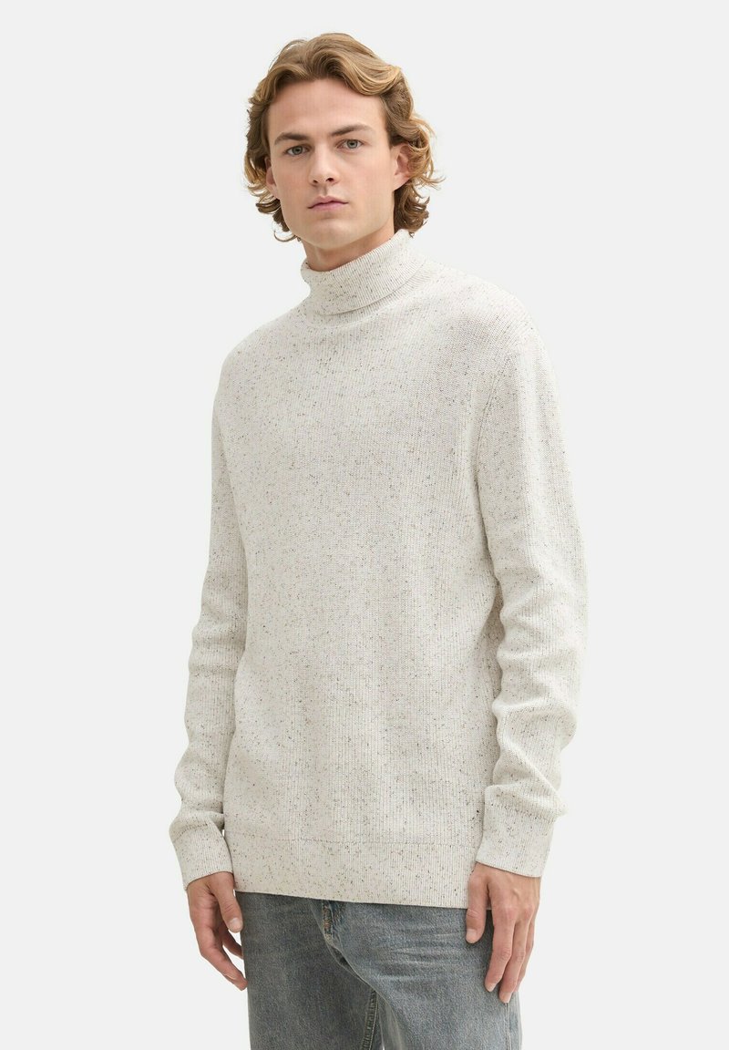 Hellbeige, geripptes Rollkragensweatshirt mit strukturierter Strickware. Lange Ärmel und lockere Passform, mit dezenten, gesprenkelten Details.