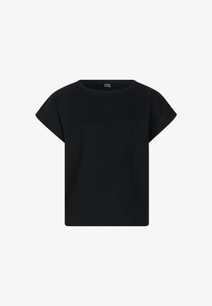 Sort T-shirt med korte ærmer kombineret med turkis shorts. Shortsene har elastisk talje, sidelommer og frynset kant. Sorte klipklappere.