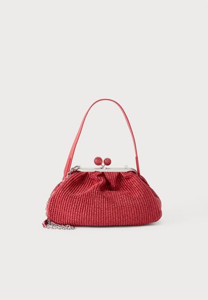 Väike punane punutud kott ühe rihmaga, hõbedase raamiga, kuulklõpsuga ja küljes hõbedane ketti detail.