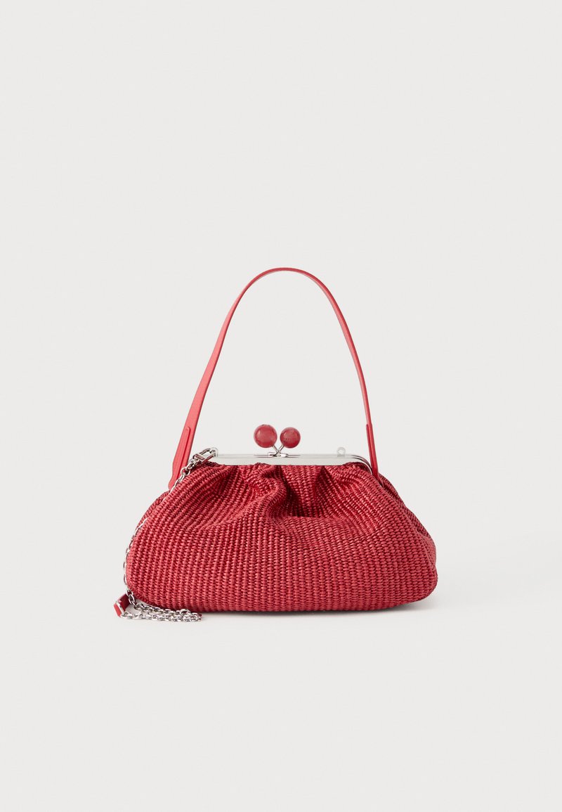Μικρό κόκκινο υφαντό πορτοφόλι με ένα λουράκι, ασημένιο πλαίσιο, κούμπωμα με μπίλια και προσαρτημένη ασημένια αλυσίδα.