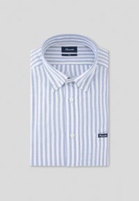 Camicia con colletto button-down a righe verticali blu e bianche, realizzata in tessuto leggero, con una piccola patch logo sulla manica sinistra.