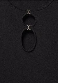 Czarny sweter z dzianiny z dwoma okrągłymi wycięciami przy dekolcie, połączonymi srebrnymi elementami, o gładkiej fakturze.