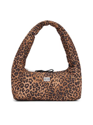 Bolso de hombro de estampado de leopardo con un asa curvada y acolchada, que cuenta con un cierre de cremallera y una pequeña etiqueta de logo en la parte frontal.