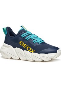 Sneaker blu navy realizzato in materiali mesh e sintetici, con suola bianca texture, lacci color acqua e il marchio giallo "GEOX" di lato.
