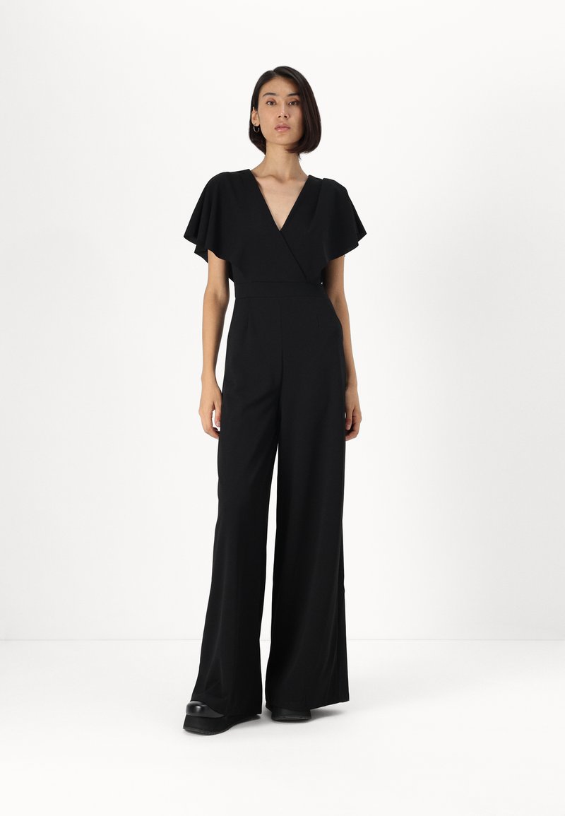 Svart jumpsuit med vide ben, som har dyp V-hals og korte, flagrende ermer. Laget av et glatt stoff med minimal detaljering.