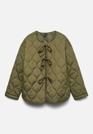 Chaqueta acolchada verde oliva con mangas largas y tres cierres frontales con lazos, con escote redondeado y patrón de costuras en forma de diamante.