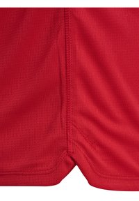 Røde atletiske shorts lavet af åndbart, struktureret stof, med flade sømme og en buet kant for komfort og bevægelse.