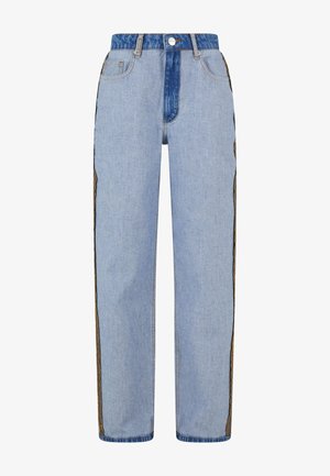 Svijetloplave traperice s ravnim nogavicama, koje imaju kontrastni tamni traper pojas i dekorativne bočne detalje u jedinstvenom uzorku.