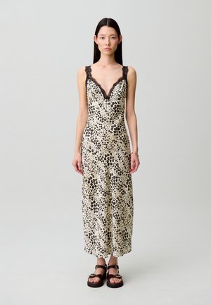 Vestido tipo slip con estampado de leopardo en crema y negro, con escote en V, detalles de encaje en las tiras y un ajuste slim que llega por debajo de las rodillas.