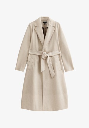 Beżowy płaszcz z wełny z paskiem w talii, klapami i dwoma przednimi kieszeniami. Materiał ma gładką teksturę i luźny krój.