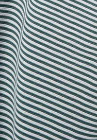 Gros plan sur un tissu texturé avec des rayures horizontales vertes et blanches espacées uniformément, montrant de légers plis et des détails tricotés.