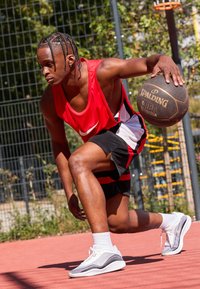 G.T. HUSTLE ACADEMY - Chaussures de basket - white/light bone/black