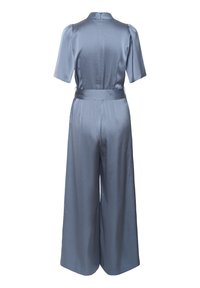 Jumpsuit aus hellblauem Stoff mit kurzen Puffärmeln, hohem Kragen, weitem Bein-Design und einem taillierten Look durch einen Gürtel.