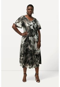 Schwarz-weißes Blumenkleid mit V-Ausschnitt, kurzen Ärmeln und verziertem Ausschnitt. Fließender Stoff und knielanges Design.