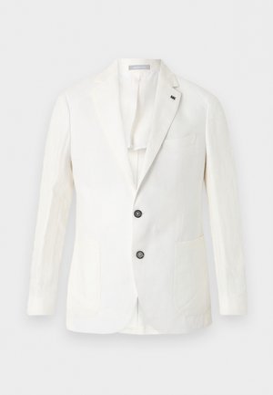 Λευκό ανδρικό σακάκι με δύο μαύρα κουμπιά, V-λαιμόκοψη με εγκοπές και τρεις μπροστινές τσέπες, σε μονόχρωμο φόντο.