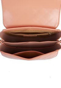 Borsa a tracolla in pelle rosa con un design trapuntato, dotata di tre scomparti: uno con zip e due sezioni aperte per l'organizzazione.