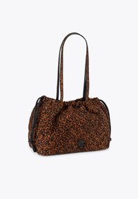 Sac à main imprimé léopard avec un design froncé, tissu marron et noir, longues anses noires et un accent logo rond à l'avant.