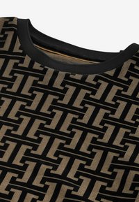 Next GEO PATTERN TEXTURE REGULAR FIT - Marškinėliai su spaudiniu - black gold