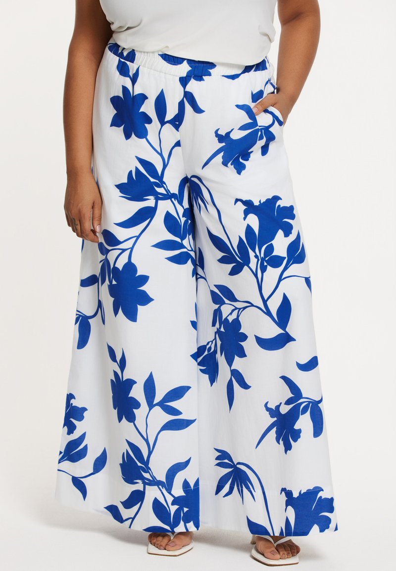 Weiße weitgeschnittene Hosen mit einem blauen Blumenmuster, aus leichtem Stoff mit einem elastischen Bund und seitlichen Taschen.