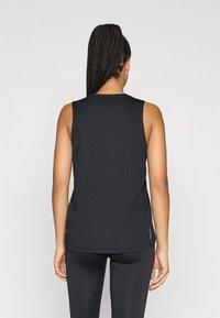 Μαύρο αθλητικό μπλουζάκι χωρίς μανίκια με στρογγυλή λαιμόκοψη, λεία υφή και άνετη εφαρμογή, συνδυασμένο με μαύρο κολάν στο ίδιο χρώμα.