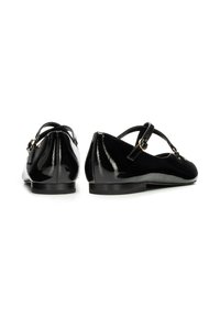 Ballerine in vernice nera con cinturino incrociato e dettaglio fibbia, suola piatta e superficie liscia e lucida. Nessun motivo o dettaglio visibile.