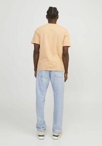 Jack & Jones RUNDHALS - T-shirt con stampa - apricot ice