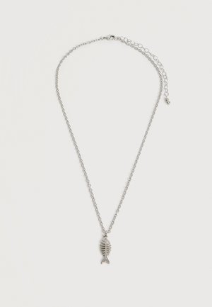 Collier en chaîne argentée avec fermoir ajustable et petit pendentif en forme d'arête de poisson au centre.