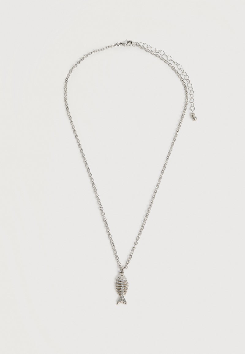 Ασημένιο κολιέ με ρυθμιζόμενο κούμπωμα που διαθέτει ένα μικρό μενταγιόν σε σχήμα οστού ψαριού στο κέντρο.