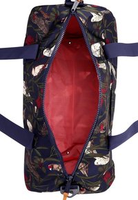 Torba na ramię z kwiatowym wzorem w granatowym materiale, czerwoną, paskowaną podszewką, podwójnymi uchwytami i zapięciem na zamek. Posiada regulowany pasek.