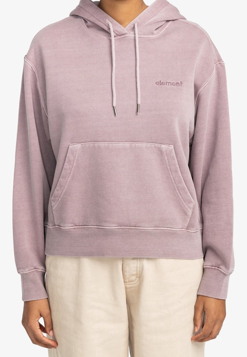 Sweat à capuche violet clair avec poche kangourou devant et logo "element" sur la poitrine, porté avec un pantalon beige.