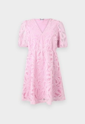 Rosa Spitzenkleid mit V-Ausschnitt, kurzen Puffärmeln und einer taillierten Taille. Mit geschichteten Blumenmustern und einem ausgestellten Rock.