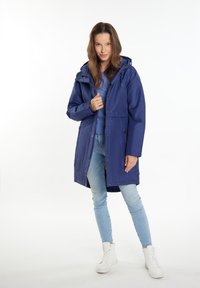 Ilga mėlyna vandeniui atspari striukė su kapišonu, zipuota priekyje, dviem šoninėm kišenėm ir reguliuojamomis raišteliais liemenyje ir kapišone.