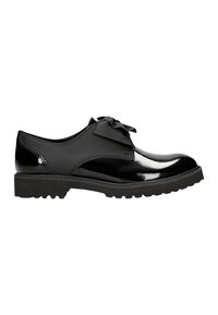 Zwarte gepatineerde leren schoen met een afgeronde neus, een decoratieve strik op de voorkant en een getextureerde rubberen zool met grippatronen.