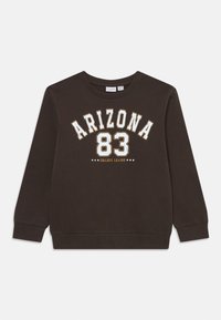 Brun genser med "ARIZONA 83 COLLEGE LEAGUE" i fet, hvit og gul skrift over fronten. Enkelt, uformelt design.