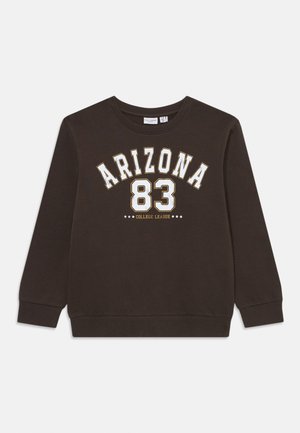 Brun genser med "ARIZONA 83 COLLEGE LEAGUE" i fet, hvit og gul skrift over fronten. Enkelt, uformelt design.