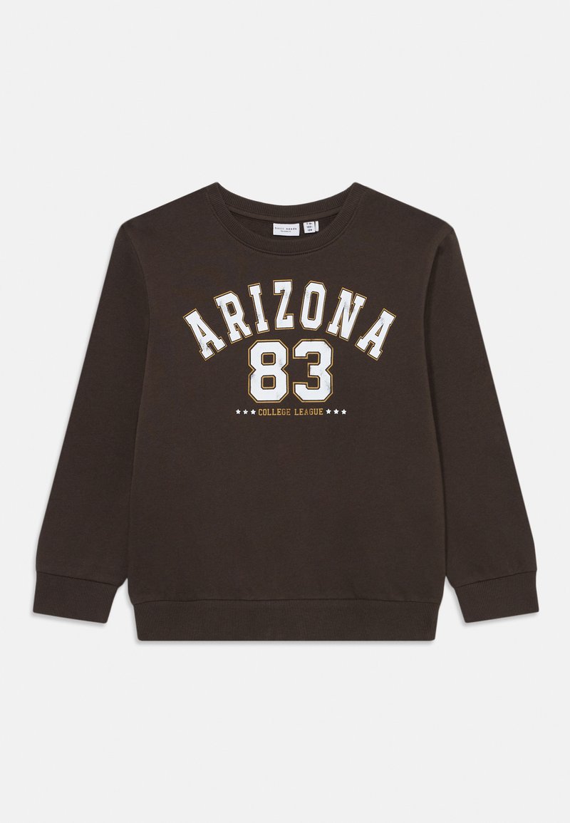 Bruine sweatshirt met "ARIZONA 83 COLLEGE LEAGUE" in vetgedrukte, witte en gele letters op de voorkant. Eenvoudig, casual ontwerp.