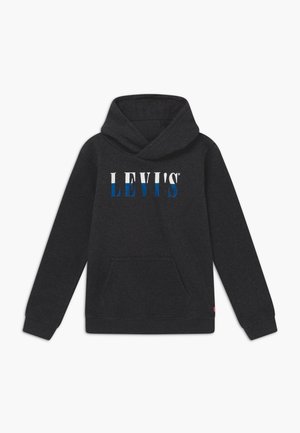 Czarna bluza z kapturem z przednią kieszenią typu kangur, długimi rękawami oraz logo "LEVI'S" w białym i niebieskim kolorze na wysokości klatki piersiowej.