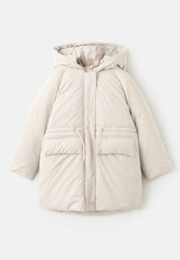 Bežový pérový kabát s kapucňou, obsahujúci dve predné vrecká, predné zapínanie na zips a hladkú textúru.