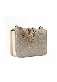 Borsa a tracolla in pelle beige trapuntata con catena dorata e dettaglio del logo. Presenta una forma strutturata e una fodera in crema a contrasto.