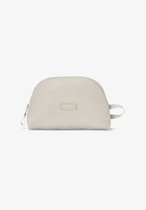 Borsa da toilette beige a forma di mezzaluna con cerniera, maniglia in tessuto sul lato e patch con logo "Larkson Hamburg" sul davanti.
