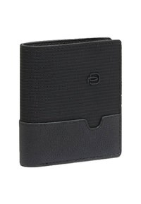 Schwarze Geldbörse mit strukturiertem Stoff und glatten Lederakzenten, Bifold-Design, mit geprägtem Logo und einer Kartensteckplatz auf der Vorderseite.
